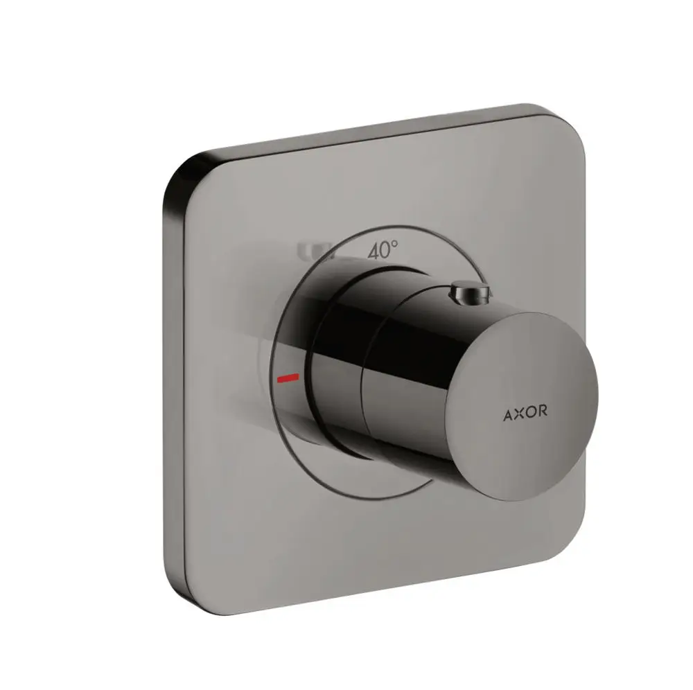 Thermostat in glänzend schwarzem Chrom, montiert auf einer quadratischen Wandplatte. Die Markierung zeigt 40°. Hersteller ist AXOR.